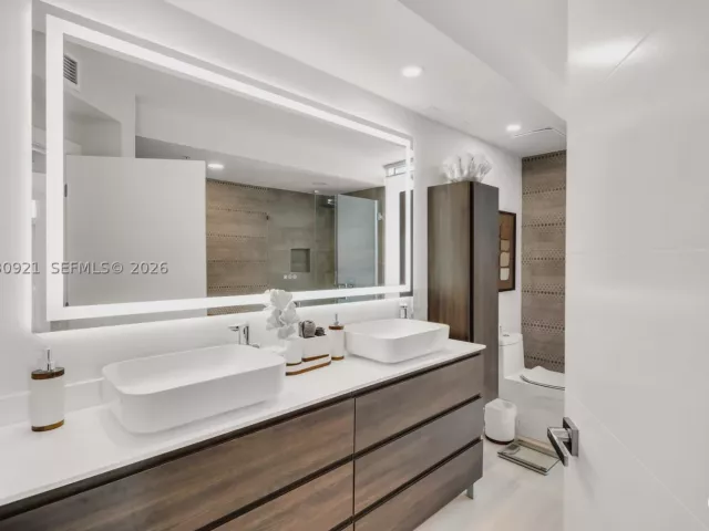 2-bedroom condo for rent in Miami Beach - 1500 OCEAN DR 707 - MondialRealty