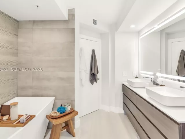2-bedroom condo for rent in Miami Beach - 1500 OCEAN DR 707 - MondialRealty