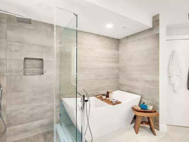 2-bedroom condo for rent in Miami Beach - 1500 OCEAN DR 707 - MondialRealty