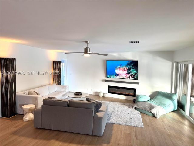 3-bedroom home for sale in Wilton Manors - 2100 NE 24th St - MondialRealty