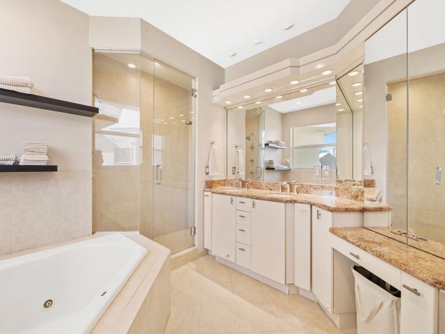 3-bedroom home for sale in Fort Lauderdale - 208 SE 10th Terrace - MondialRealty