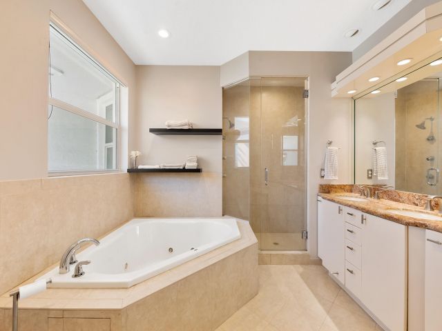 3-bedroom home for sale in Fort Lauderdale - 208 SE 10th Terrace - MondialRealty
