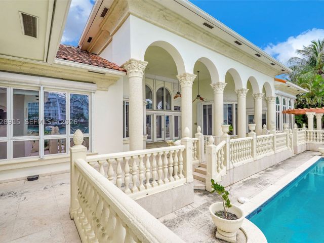 5-bedroom home for rent in Bal Harbour - 166 Bal Bay Dr - MondialRealty