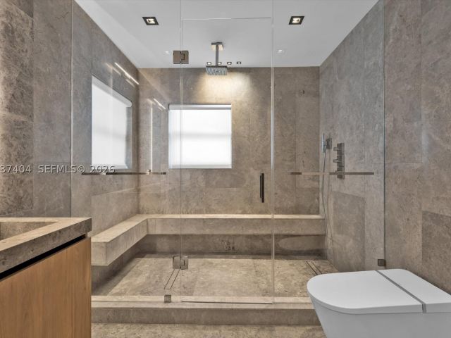 6-bedroom home for sale in Hallandale Beach - 431 Layne Blvd - MondialRealty