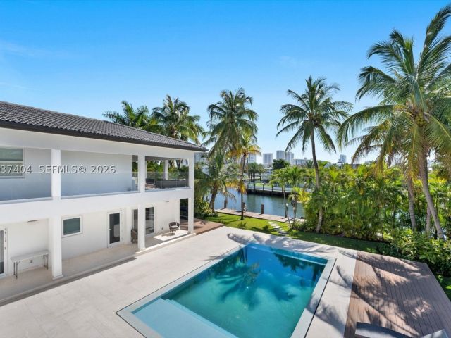 6-bedroom home for sale in Hallandale Beach - 431 Layne Blvd - MondialRealty