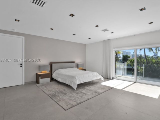 6-bedroom home for sale in Hallandale Beach - 431 Layne Blvd - MondialRealty