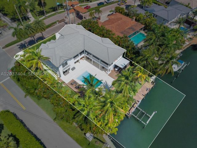 6-bedroom home for sale in Hallandale Beach - 431 Layne Blvd - MondialRealty