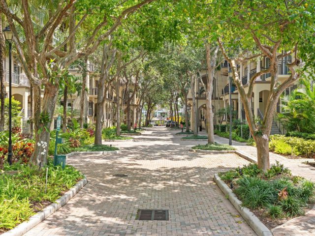 2-bedroom home for sale in Wilton Manors - 2617 NE 14th Avenue 109 - MondialRealty