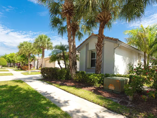 3-bedroom home for sale in West Palm Beach - 9663 Great Egret Court - MondialRealty