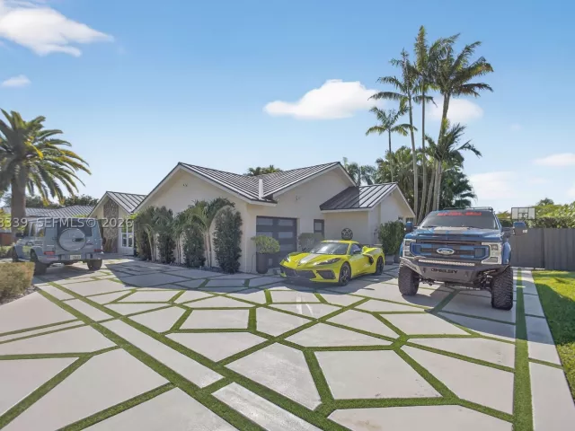 4-bedroom home for sale in Miami - 15050 SW 167th St - MondialRealty