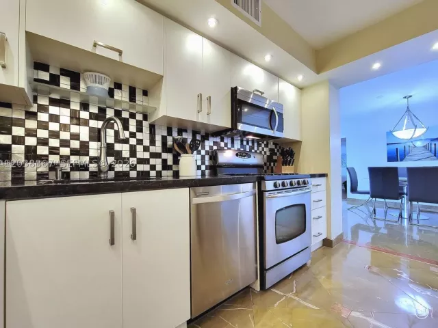 2-bedroom condo for rent in Hallandale Beach - 2030 S Ocean Dr 1718 - MondialRealty