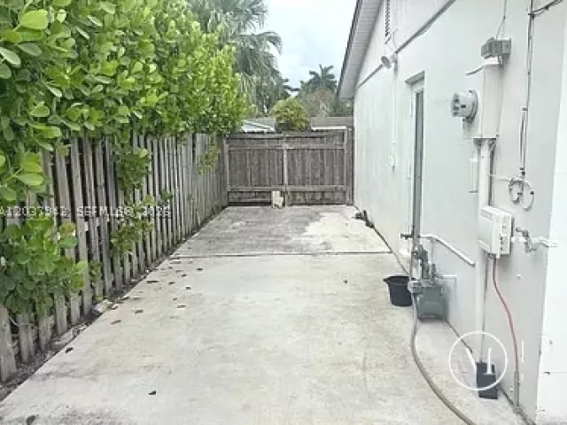 3-bedroom home for rent in Miami - 12500 SW 104th Ter - MondialRealty