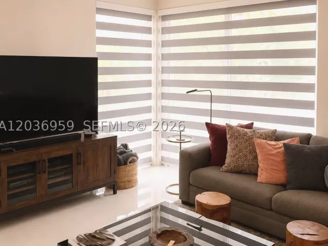 6-bedroom home for sale in Miami - 4221 SW 154th Pl - MondialRealty