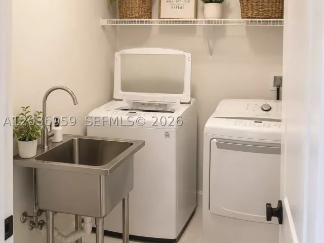 6-bedroom home for sale in Miami - 4221 SW 154th Pl - MondialRealty