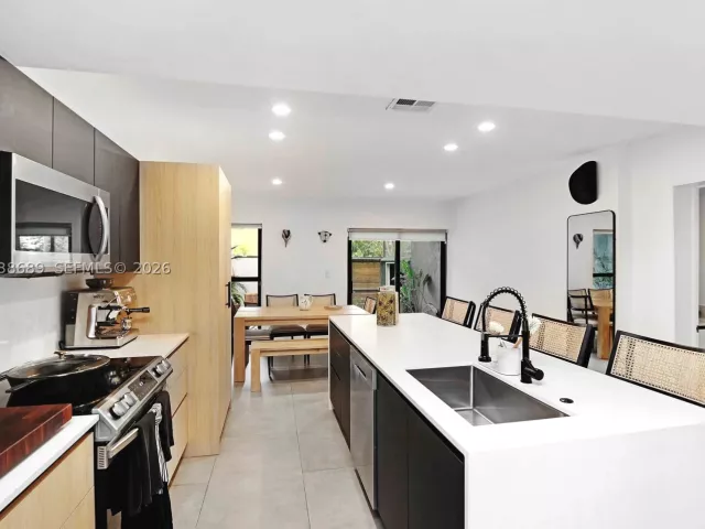 2-bedroom home for rent in Miami - 3138 Mary St 3138 - MondialRealty