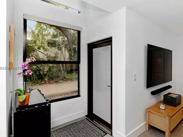 2-bedroom home for rent in Miami - 3138 Mary St 3138 - MondialRealty