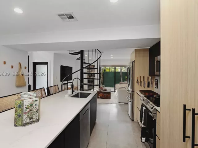 2-bedroom home for rent in Miami - 3138 Mary St 3138 - MondialRealty