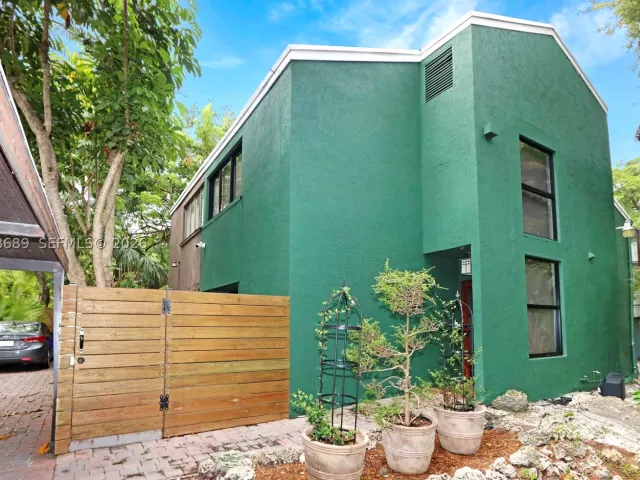 2-bedroom home for rent in Miami - 3138 Mary St 3138 - MondialRealty