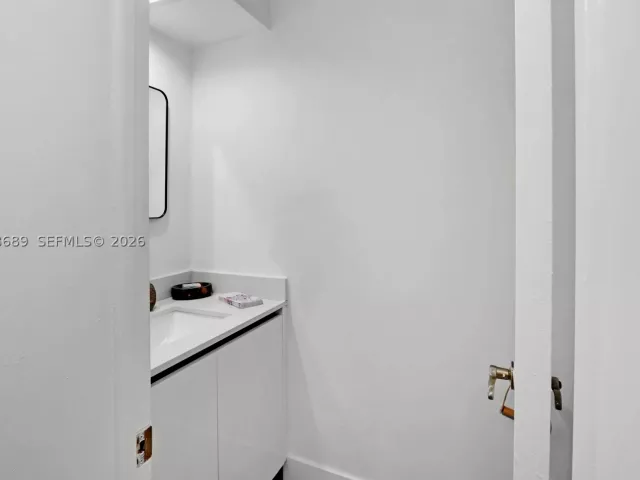 2-bedroom home for rent in Miami - 3138 Mary St 3138 - MondialRealty