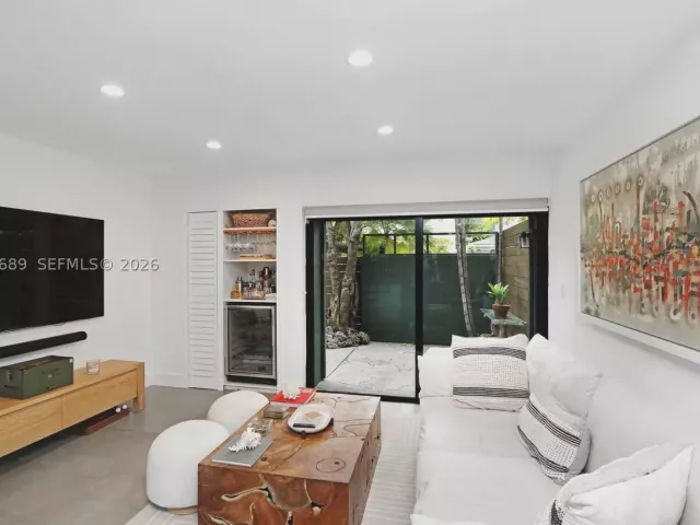 2-bedroom home for rent in Miami - 3138 Mary St 3138 - MondialRealty
