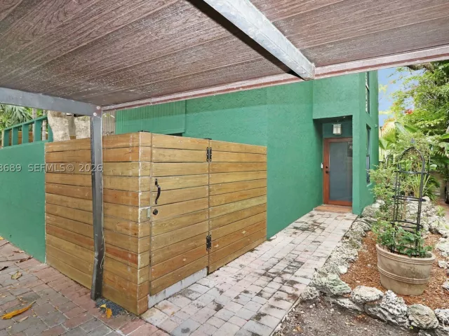 2-bedroom home for rent in Miami - 3138 Mary St 3138 - MondialRealty