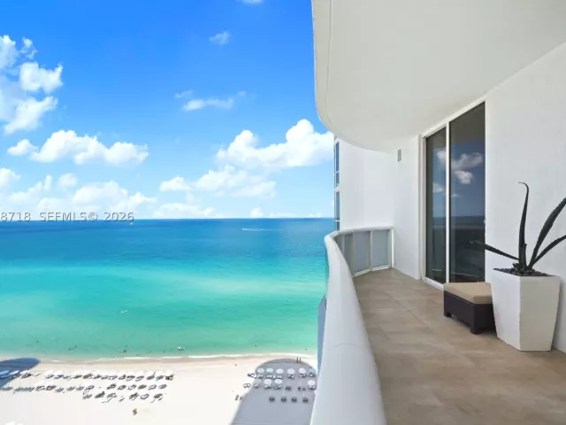 3-bedroom condo for rent in Sunny Isles Beach - 15901 Collins Ave 1502 - MondialRealty