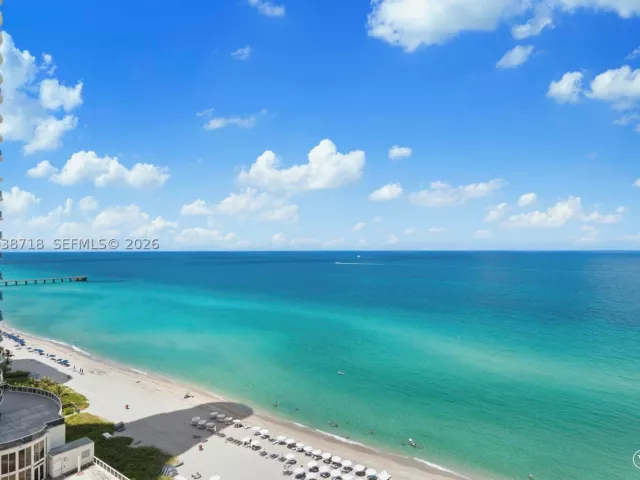 3-bedroom condo for rent in Sunny Isles Beach - 15901 Collins Ave 1502 - MondialRealty