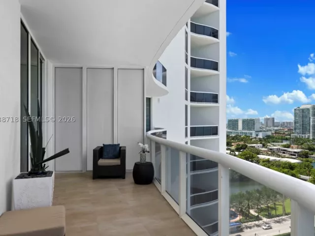 3-bedroom condo for rent in Sunny Isles Beach - 15901 Collins Ave 1502 - MondialRealty