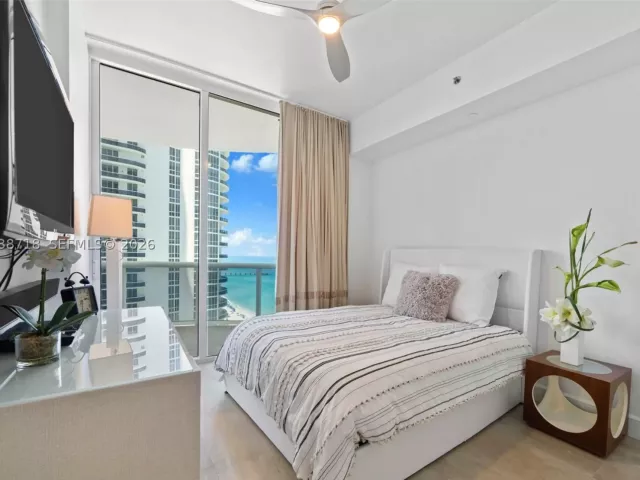 3-bedroom condo for rent in Sunny Isles Beach - 15901 Collins Ave 1502 - MondialRealty