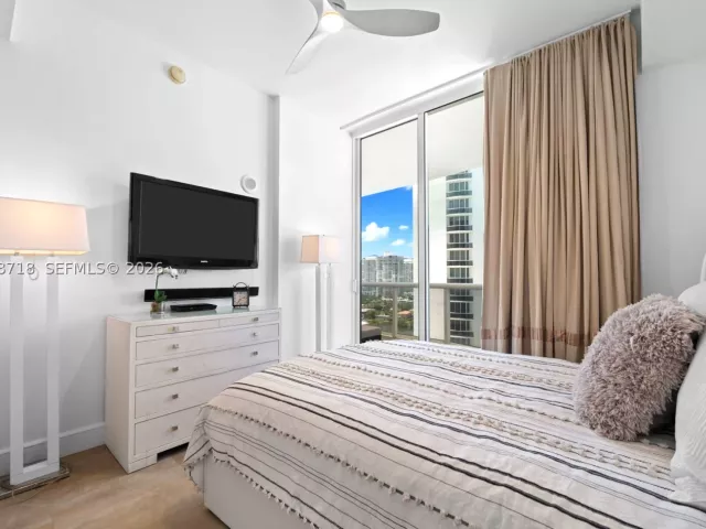 3-bedroom condo for rent in Sunny Isles Beach - 15901 Collins Ave 1502 - MondialRealty