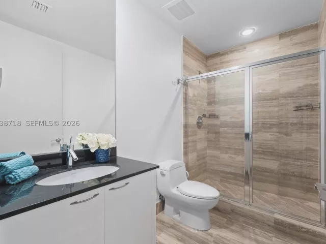 3-bedroom condo for rent in Sunny Isles Beach - 15901 Collins Ave 1502 - MondialRealty