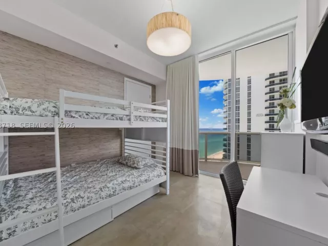 3-bedroom condo for rent in Sunny Isles Beach - 15901 Collins Ave 1502 - MondialRealty