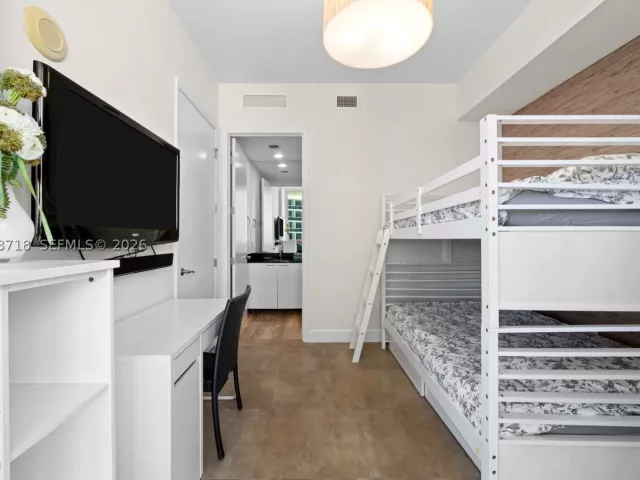 3-bedroom condo for rent in Sunny Isles Beach - 15901 Collins Ave 1502 - MondialRealty