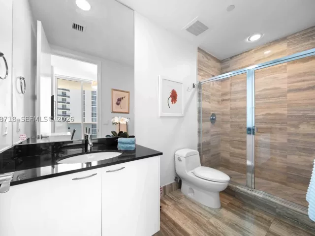 3-bedroom condo for rent in Sunny Isles Beach - 15901 Collins Ave 1502 - MondialRealty
