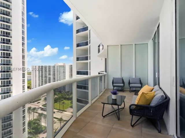 3-bedroom condo for rent in Sunny Isles Beach - 15901 Collins Ave 1502 - MondialRealty