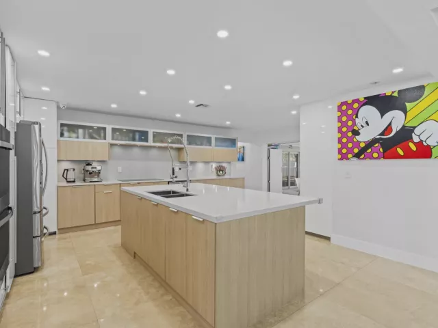 5-bedroom home for sale in Hollywood - 3870 N 31st Terrace - MondialRealty
