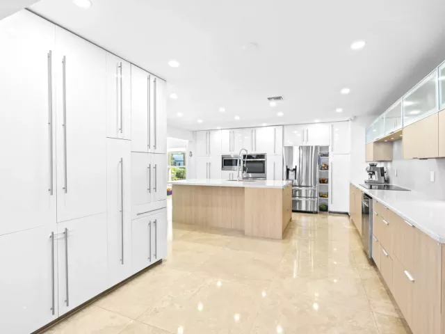 5-bedroom home for sale in Hollywood - 3870 N 31st Terrace - MondialRealty