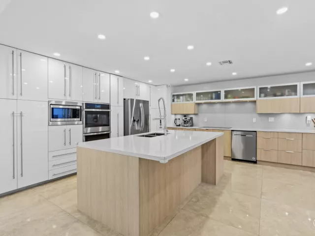 5-bedroom home for sale in Hollywood - 3870 N 31st Terrace - MondialRealty