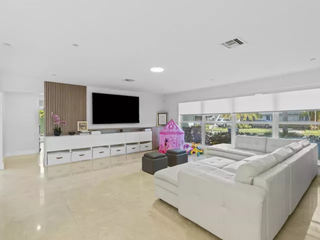5-bedroom home for sale in Hollywood - 3870 N 31st Terrace - MondialRealty