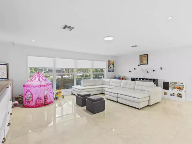 5-bedroom home for sale in Hollywood - 3870 N 31st Terrace - MondialRealty
