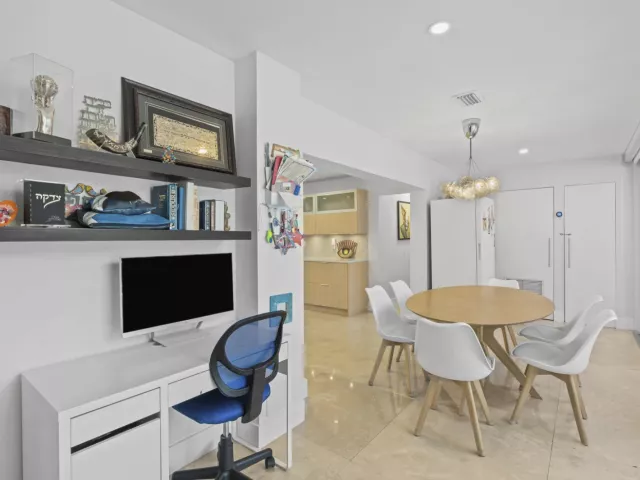5-bedroom home for sale in Hollywood - 3870 N 31st Terrace - MondialRealty