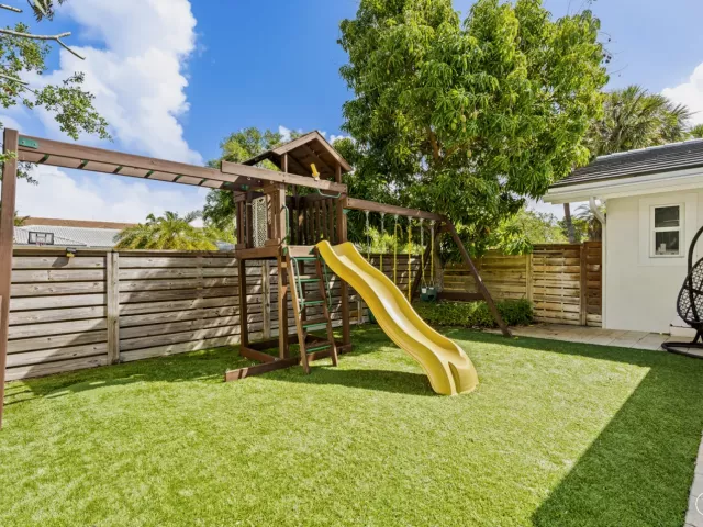 5-bedroom home for sale in Hollywood - 3870 N 31st Terrace - MondialRealty