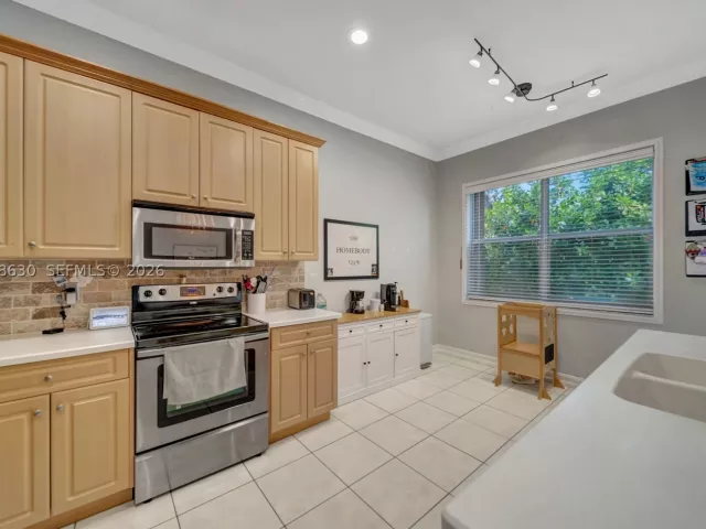 4-bedroom home for sale in Pembroke Pines - 1531 SW 194th Ter - MondialRealty