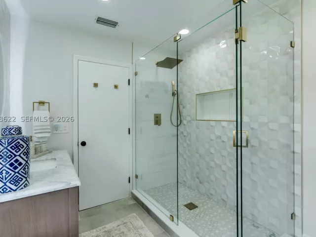 5-bedroom home for sale in Miami - 14830 SW 149th St - MondialRealty