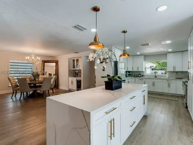 5-bedroom home for sale in Miami - 14830 SW 149th St - MondialRealty