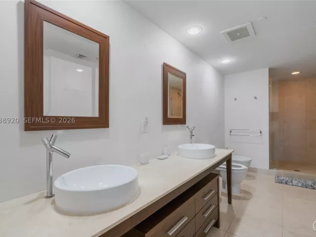 2-bedroom condo for sale in Miami - 475 Brickell Ave 4315 - MondialRealty