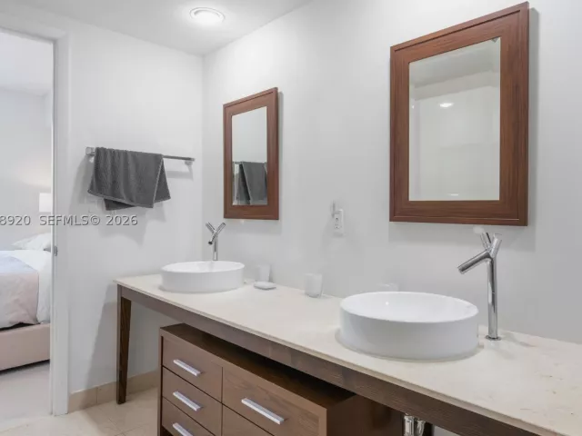 2-bedroom condo for sale in Miami - 475 Brickell Ave 4315 - MondialRealty