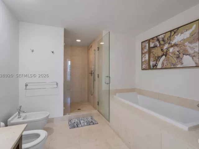 2-bedroom condo for sale in Miami - 475 Brickell Ave 4315 - MondialRealty