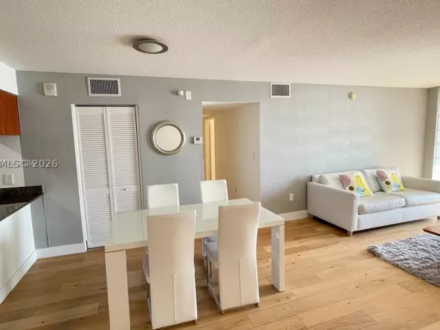 3-bedroom condo for rent in Miami - 1200 Brickell Bay Dr 1702 - MondialRealty