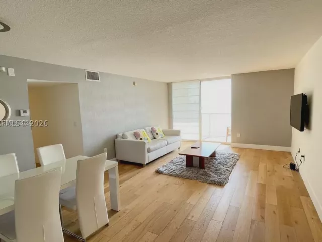 3-bedroom condo for rent in Miami - 1200 Brickell Bay Dr 1702 - MondialRealty